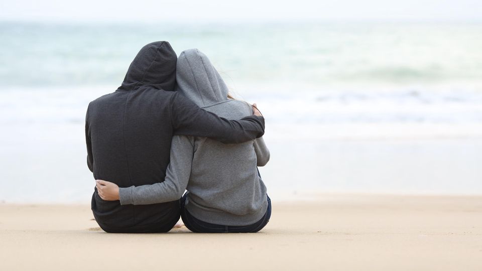 3 Tricks, wie du nach enttäuschtem Vertrauen doch wieder lieben kannst: Paar am Strand