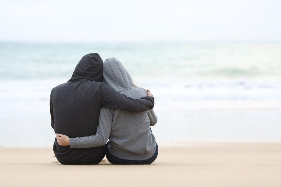 3 Tricks, wie du nach enttäuschtem Vertrauen doch wieder lieben kannst: Paar am Strand