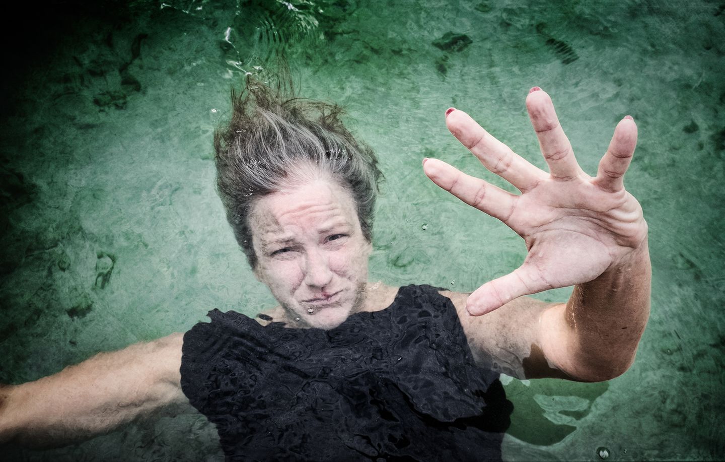 Gesichter der Depression: Frau unter Wasser