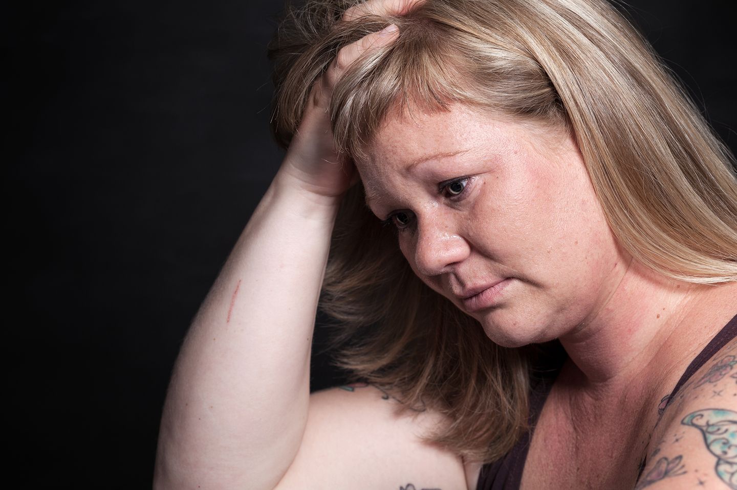Gesichter der Depression: Frau traurig