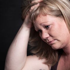 Gesichter der Depression: Frau traurig