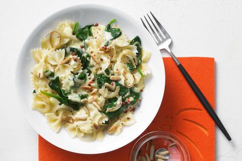 Pasta für alle: Farfalle mit Spinat und Safransoße