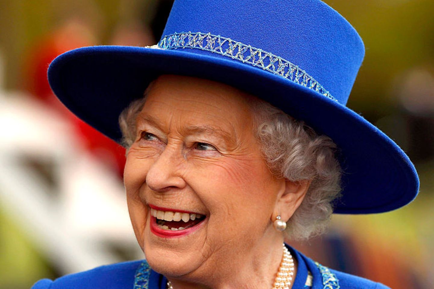 Queen Elizabeth lachend