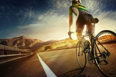 Triathlon: Trainingsplan und Tipps für Einsteiger Radfahren im Sonnenuntergang