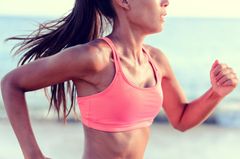 Triathlon: Trainingsplan und Tipps für Einsteiger Läuferin beim Triathlon