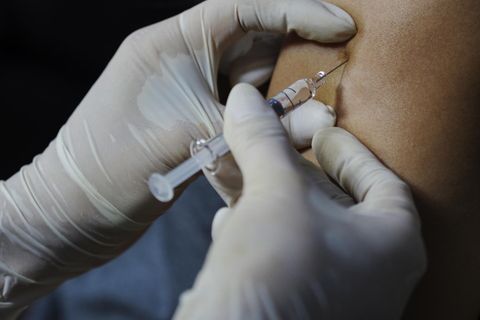 Impfung gegen Gürtelrose - ja oder nein?: Spritze in Nahaufnahme