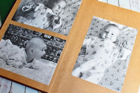 Wie funktioniert Erinnerung?: Fotoalbum mit Babyfotos in SchwarzWeiß
