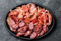 Kalorien-Check: Fleisch & Wurst Teller mit verschiedenen Würsten und Schinken