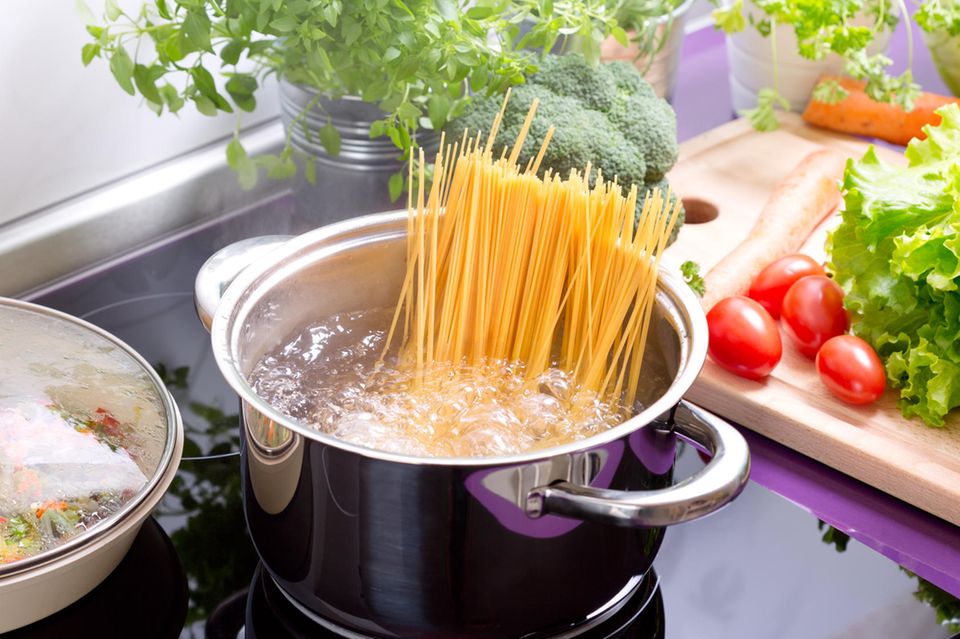 Spaghetti kochen: Spaghetti in einem Topf