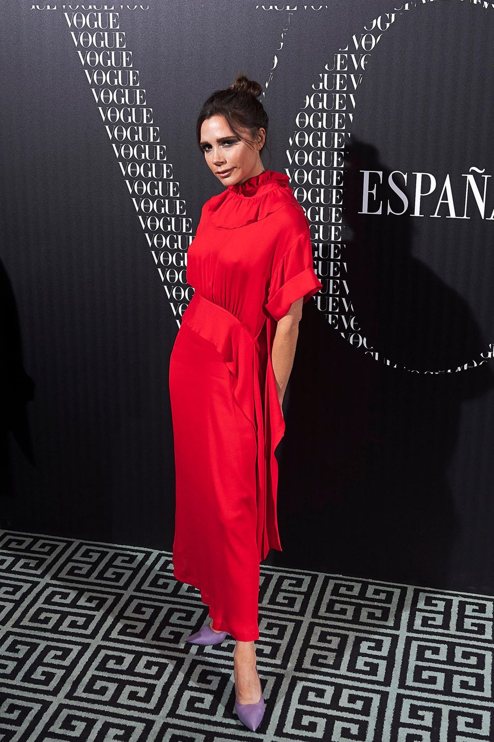 Victoria Beckham: posiert im roten Kleid