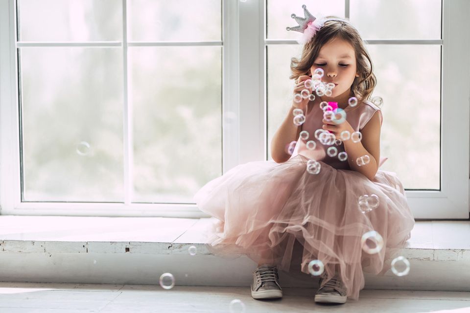 Die schönsten Babynamen aus Disney-Filmen -Video: Mädchen mit Seifenblasen