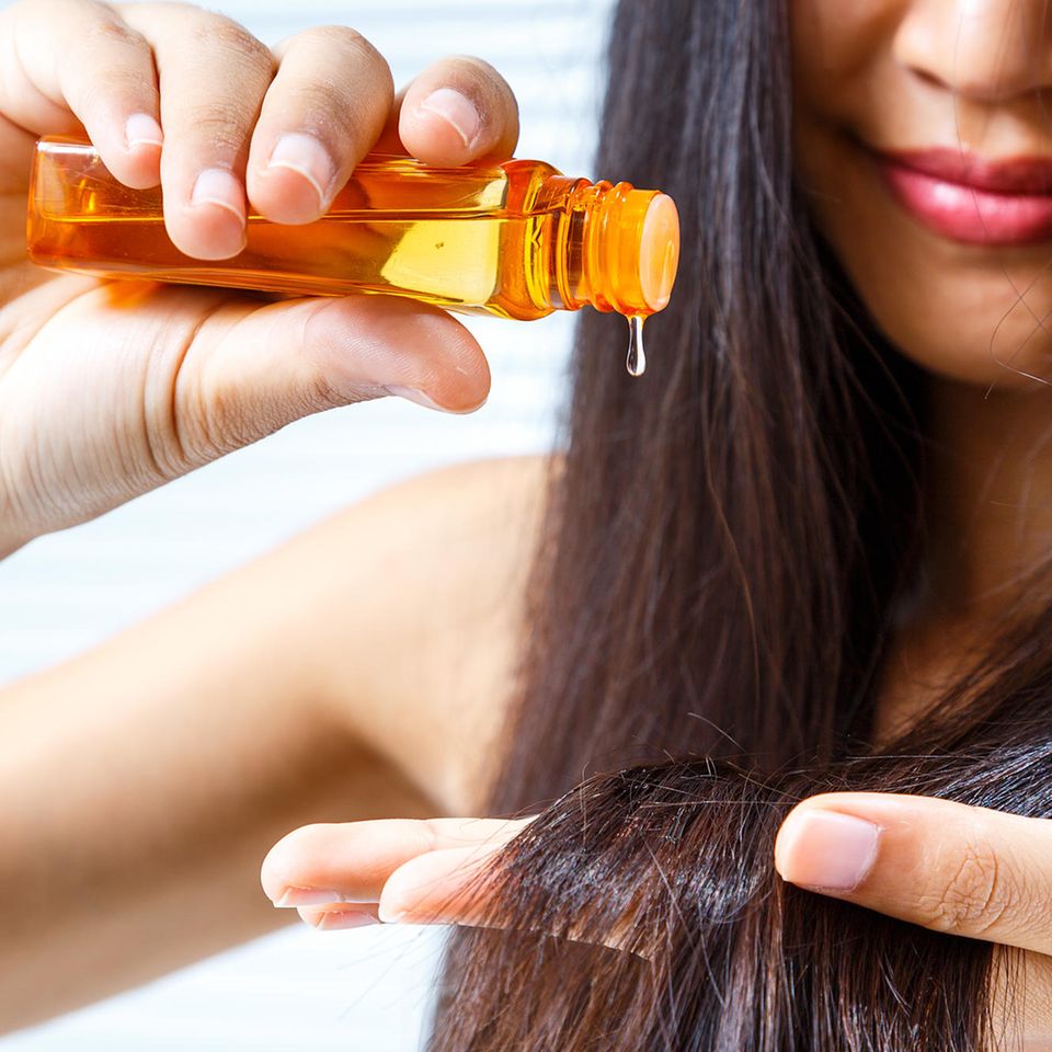 Haaröl ohne Silikone: Frau benutzt Haaröl