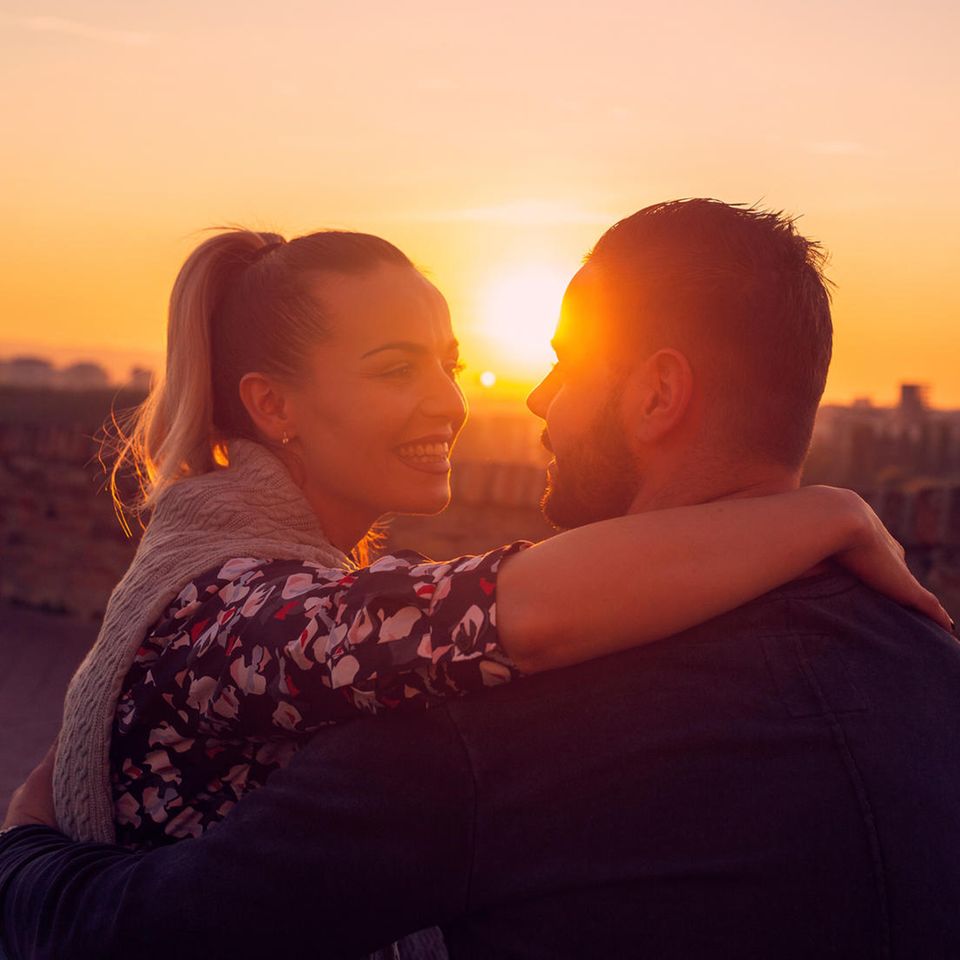 5 Dinge, die den Alltag aus der Beziehung verbannen: Pärchen auf einem Roadtrip