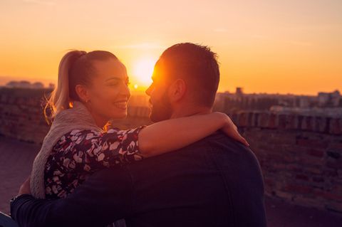 5 Dinge, die den Alltag aus der Beziehung verbannen: Pärchen auf einem Roadtrip