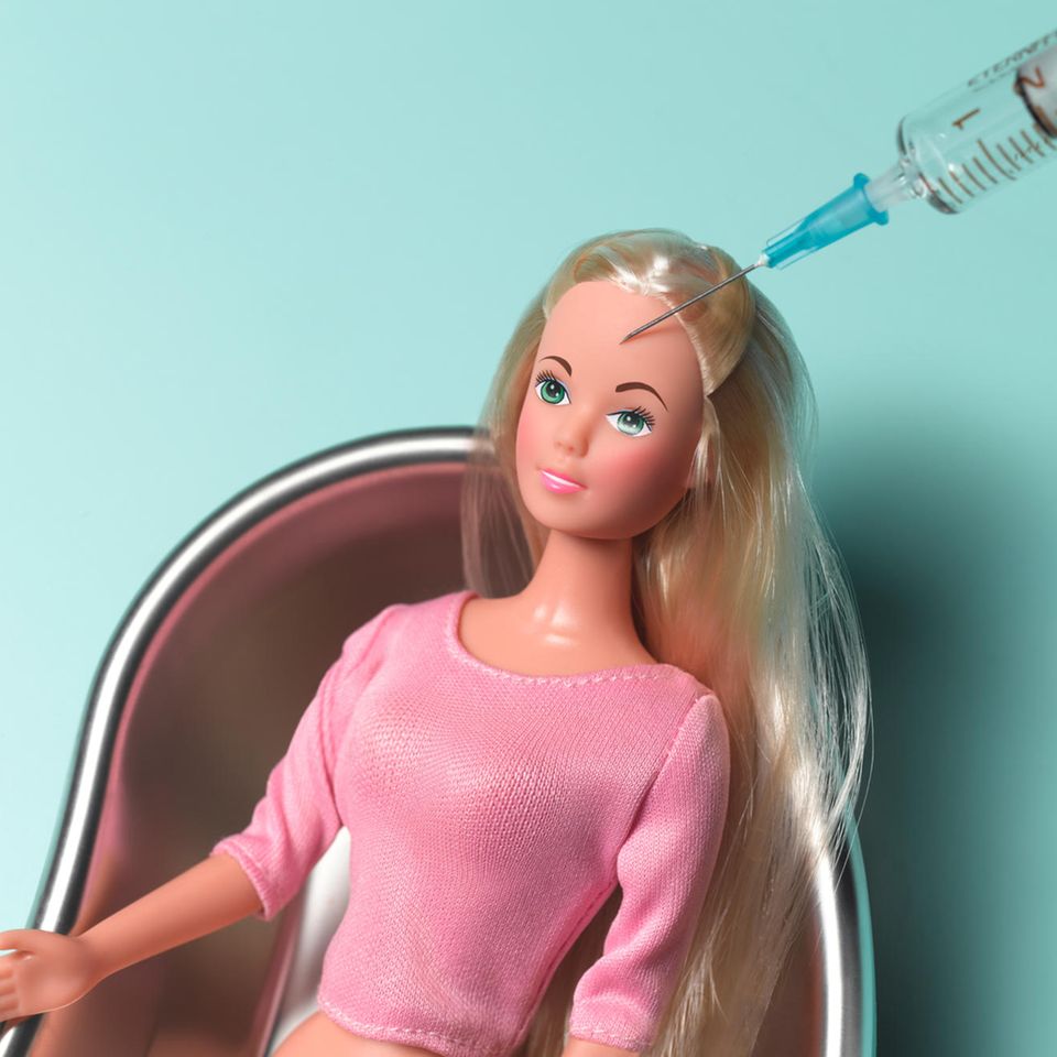 Barbie mit Botox-Spritze