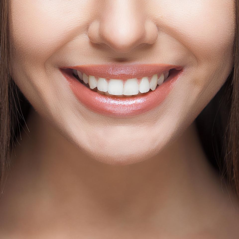 Frau lächelt und zeigt Zähne