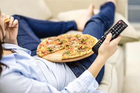 Fernsehen und Pizza