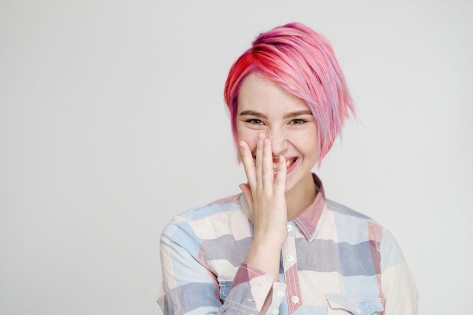 Asymmetrische Frisuren: Junge Frau mit rosafarbenem Bob-Schnitt