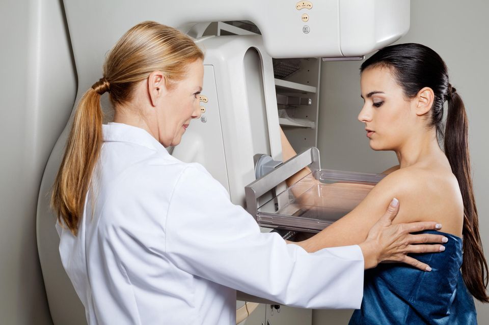 Frau macht Mammographie