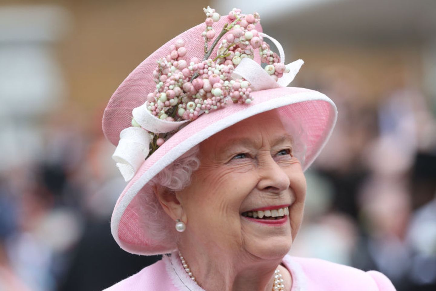 Queen Elizabeth lachend in pinkem Outfit