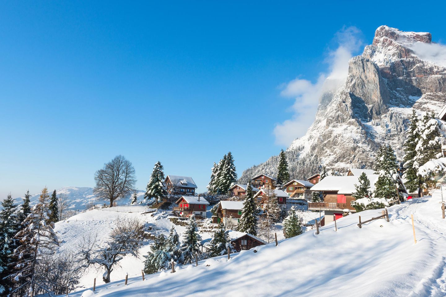 Alpendorf im Winter