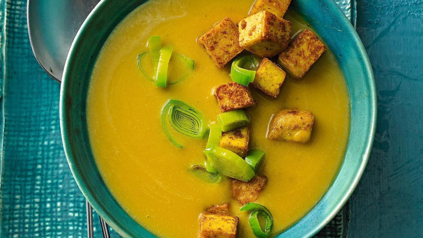 Lauch-Kürbis-Suppe mit Tofu | BRIGITTE.de