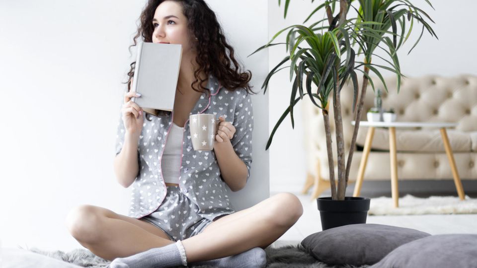 6 Tipps für eine produktive Morgenroutine: Frau mit Buch