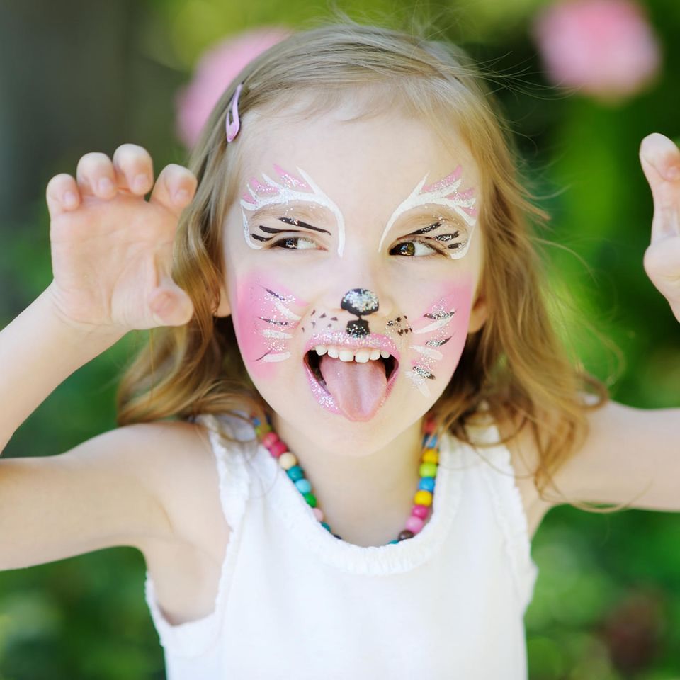 Kinder schminken: Mädchen als Katze schminken