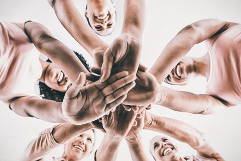 Weltfrauentag 2020: Frauen halten Hände zusammen