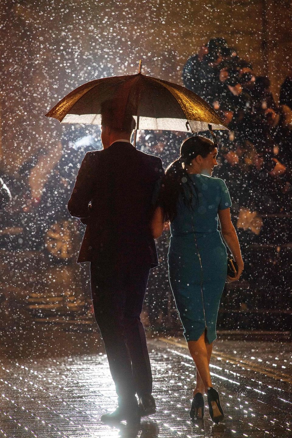 Meghan Markle: mit Prinz Harry und Regenschirm