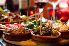 Kalorien & Co: Tapas Verschiedene Schälchen mit Tapas