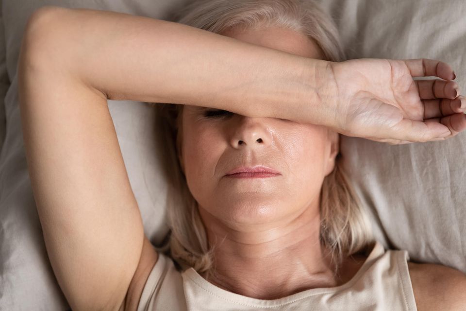 Schlafstörungen in den Wechseljahren: Frau mit Schlafproblemen