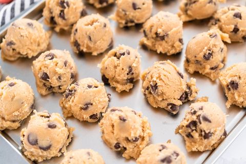 Cookie Dough: Roher Keksteig zu Bällchen geformt