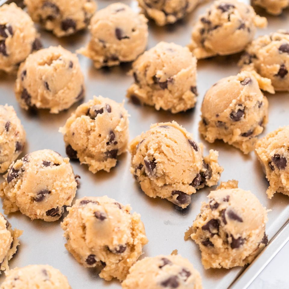 Cookie Dough: Roher Keksteig zu Bällchen geformt