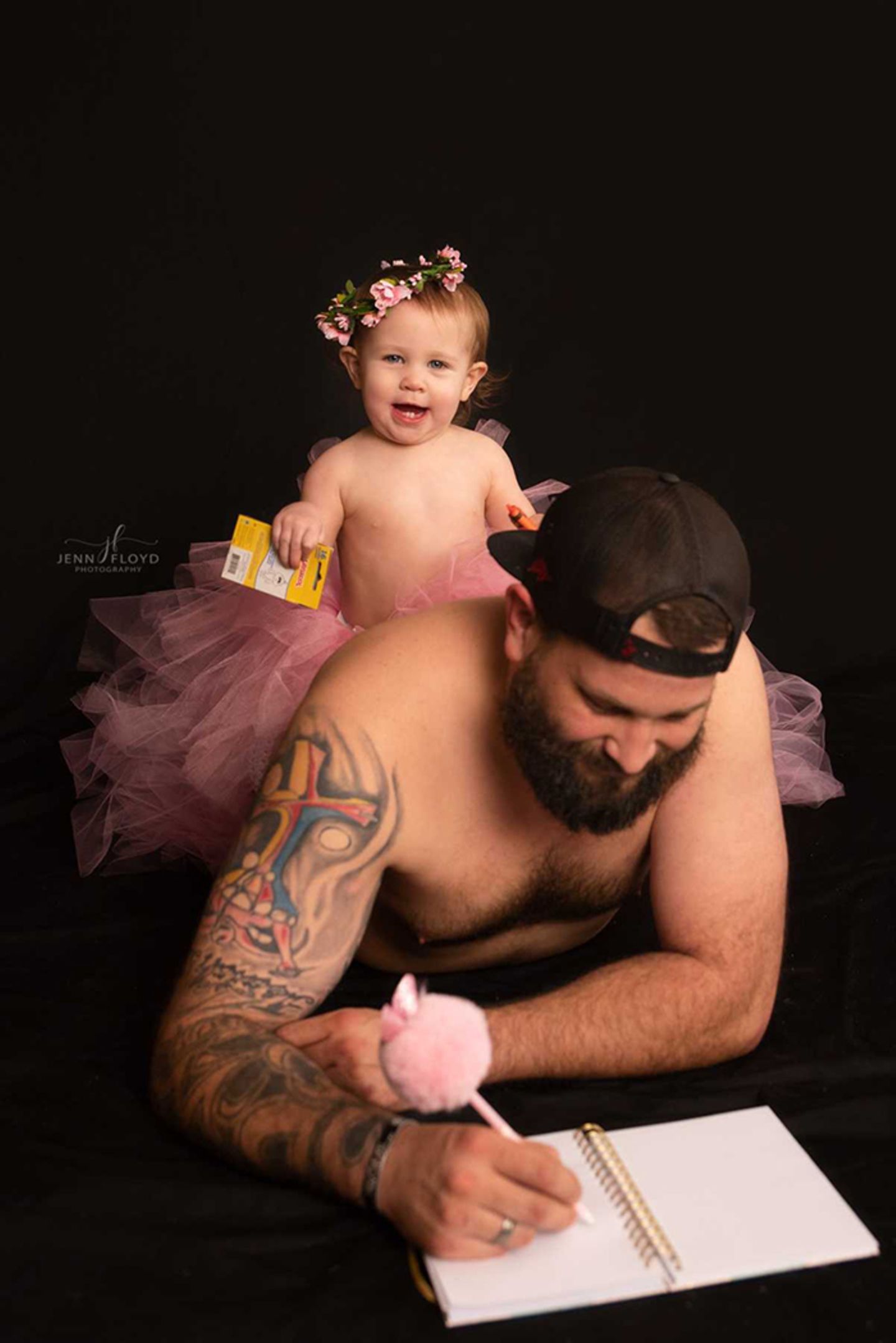Papa-Tochter Bilder: Tochter sitzt auf dem Rücken vom Vater
