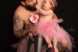Papa-Tochter Bilder: Tochter füttert Vater