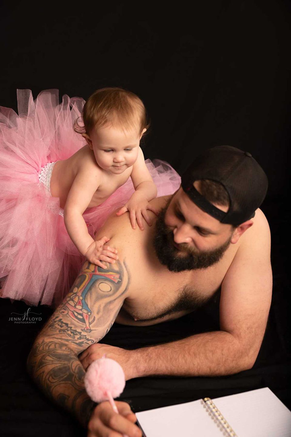 Papa-Tochter Bilder: Tochter lehnt sich auf Schulter von Vater