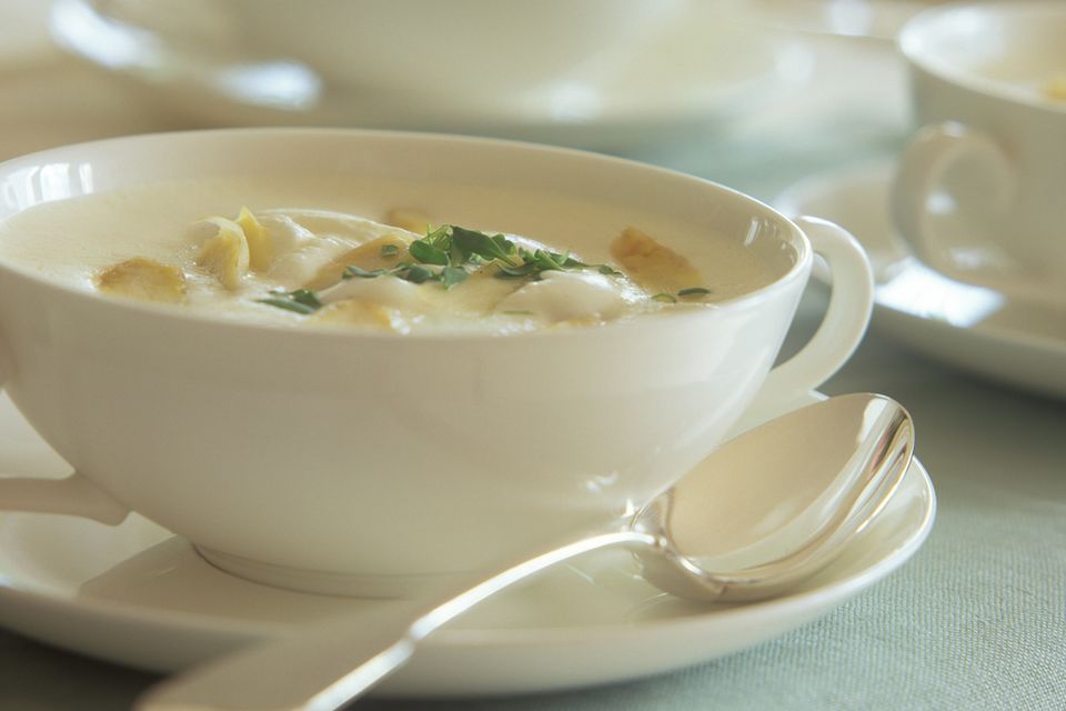 Spargelcremesuppe - Das beste Rezept Spargelcremesuppe in einer weißen Tasse