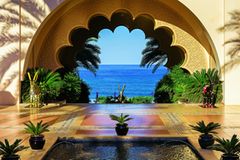 Reisetipps Oman: Zwischen Gestern, Heute und Morgen Reisetipps Oman: Al Husn-Resort mit Durchblick auf Meer