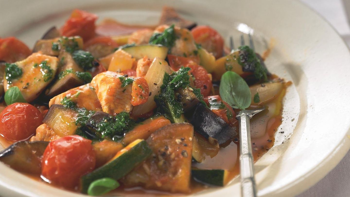 Mediterranes Hähnchen mit Gemüse und Kräuter-Öl | BRIGITTE.de