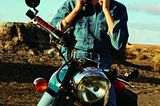 Jeans-Trends 2020: Frau auf Motorrad trägt Jeanshemd und Helm