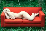 Angelika Buettner: nackte Frau auf rotem Sofa
