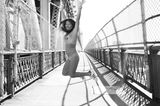 Angelika Buettner: nackte Frau auf Brücke