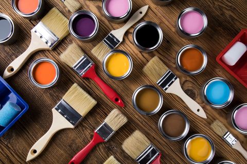 Wandfarbe entsorgen: Pinsel und Farbtöpfe