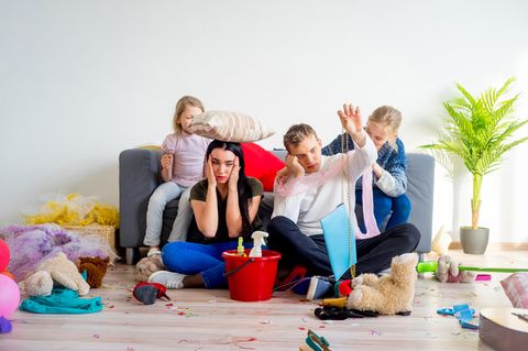 5 Kleinigkeiten, die dein zu Hause sofort ordentlicher machen: Familie im Chaos
