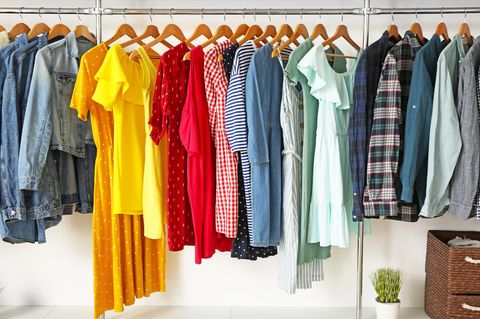 5 Tipps, mit denen deine Kleidung länger hält: Kleiderstange