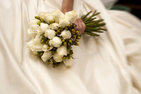 Corona aktuell: Braut hält Brautstrauß in ihrer Hand