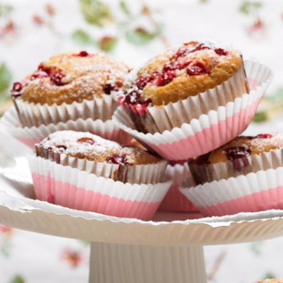 Muffins mit roten Johannisbeeren