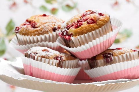 Muffins mit roten Johannisbeeren