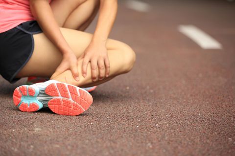 Muskelkrämpfe: Frau mit Krampf im Bein